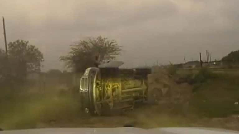 Smugglers transporting illegal immigrants led DPS in Texas in a high-speed pursuit leading their car to flip on the dirt road.