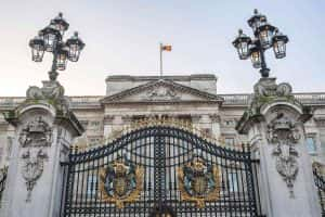 Outside Buckingham Palace: Police Authorities Arrest Man Who Carries Suspicious Bag And Throw Items On The Ground