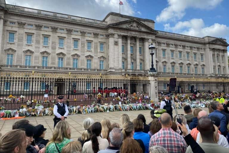 Outside Buckingham Palace: Police Authorities Arrest Man Who Carries Suspicious Bag And Throw Items On The Ground