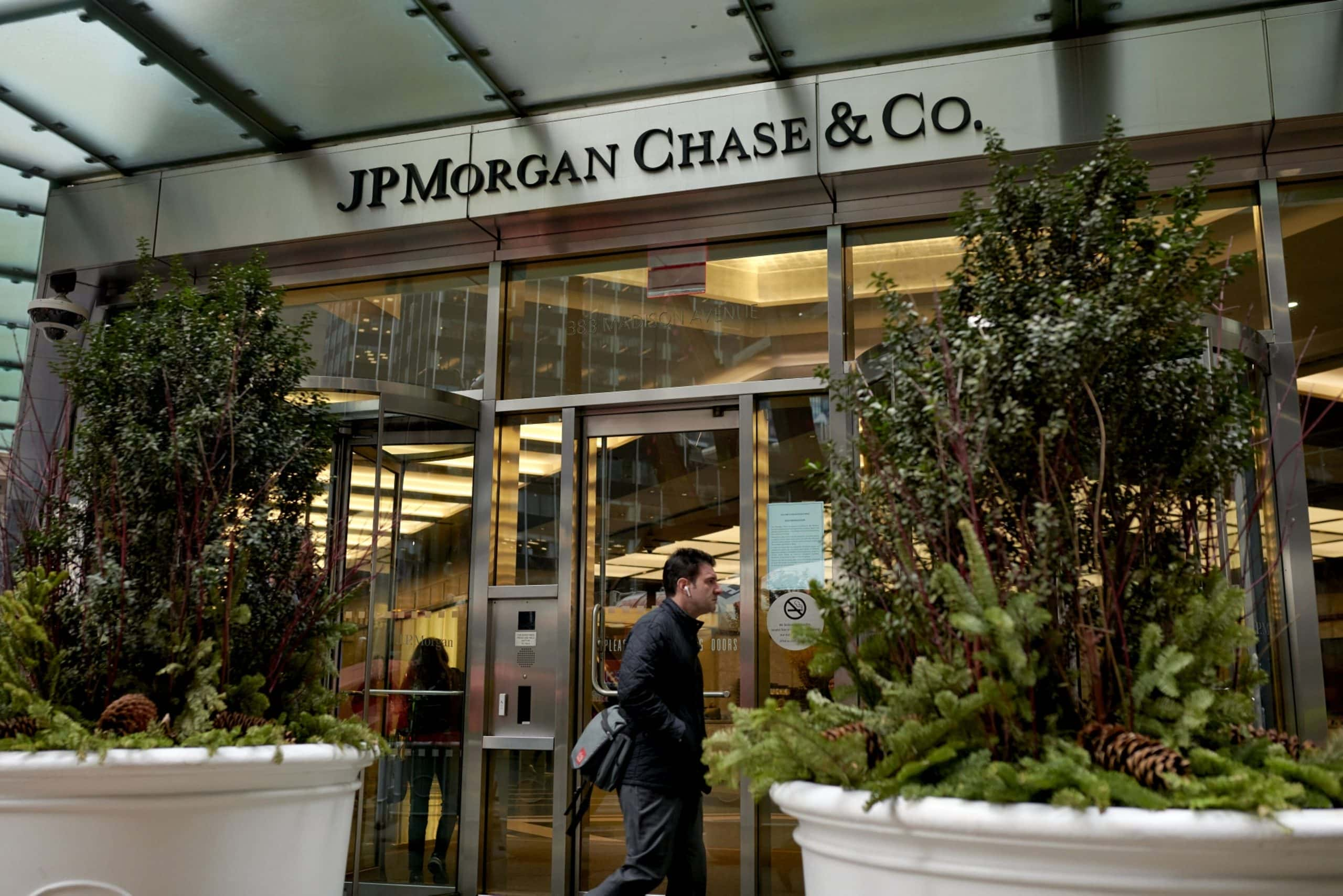 Average American Savings at Risk Amid Looming Recession, Warns JPMorgan Chase Institute