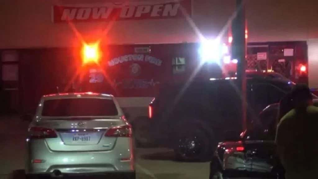 A Houston nightclub shooting left one dead and four severely injured while the suspect is still at large.Houston Nightclub Shooting Kills One, Injures Four Following an Argument in Club’s Parking Lot A Houston nightclub shooting killed one and injured four people following an argument in the club’s parking lot, wherein the Houston nightclub shooting’s suspect and the victims got into a fight and almost exchanged gunfire outside the club. According to a report published in US News, the Houston nightclub shooting started when the shooting suspect followed the man he got into an argument with inside the club and started firing, injuring other people who were not involved with them, leading to the Houston nightclub shooting. Fortunately, authorities are investigating another case near the location where the Houston nightclub shooting happened, and they were able to respond to the shooting incident immediately, saving the victims of the Houston nightclub shooting. READ ALSO: Wagner Group Founder, Commander Accused Of Murdering Several People; Surviving Victim Claims He Played Dead During The Shooting Incident In Libya Authorities Continue Looking for Suspect for Killing and Injuring People in Houston Nightclub Shooting Despite responding immediately to the Houston nightclub shooting, one among the five victims eventually died in the hospital, ABC13 reported. Following the Houston nightclub shooting, authorities are still looking for the suspect after killing and injuring people and encouraged any witnesses to contact them to help the investigation. READ ALSO: Deadly Gas Station Shooting Leaves One Dead And Three Injured In North Carolina