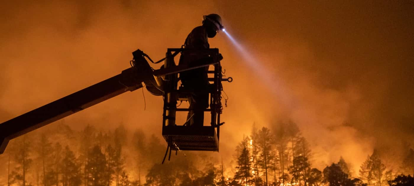 Resilient Home Survives Wildfires Thanks to Strategic Property Upgrades Amidst Devastation