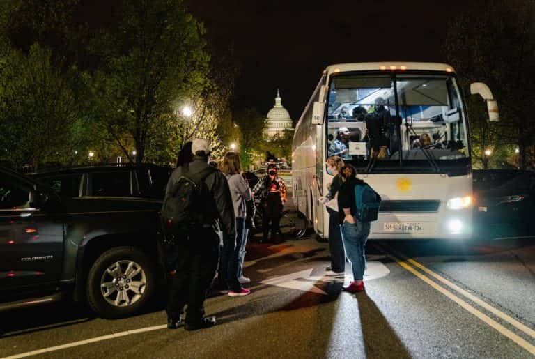 A child passes away on an immigration bus to Chicago