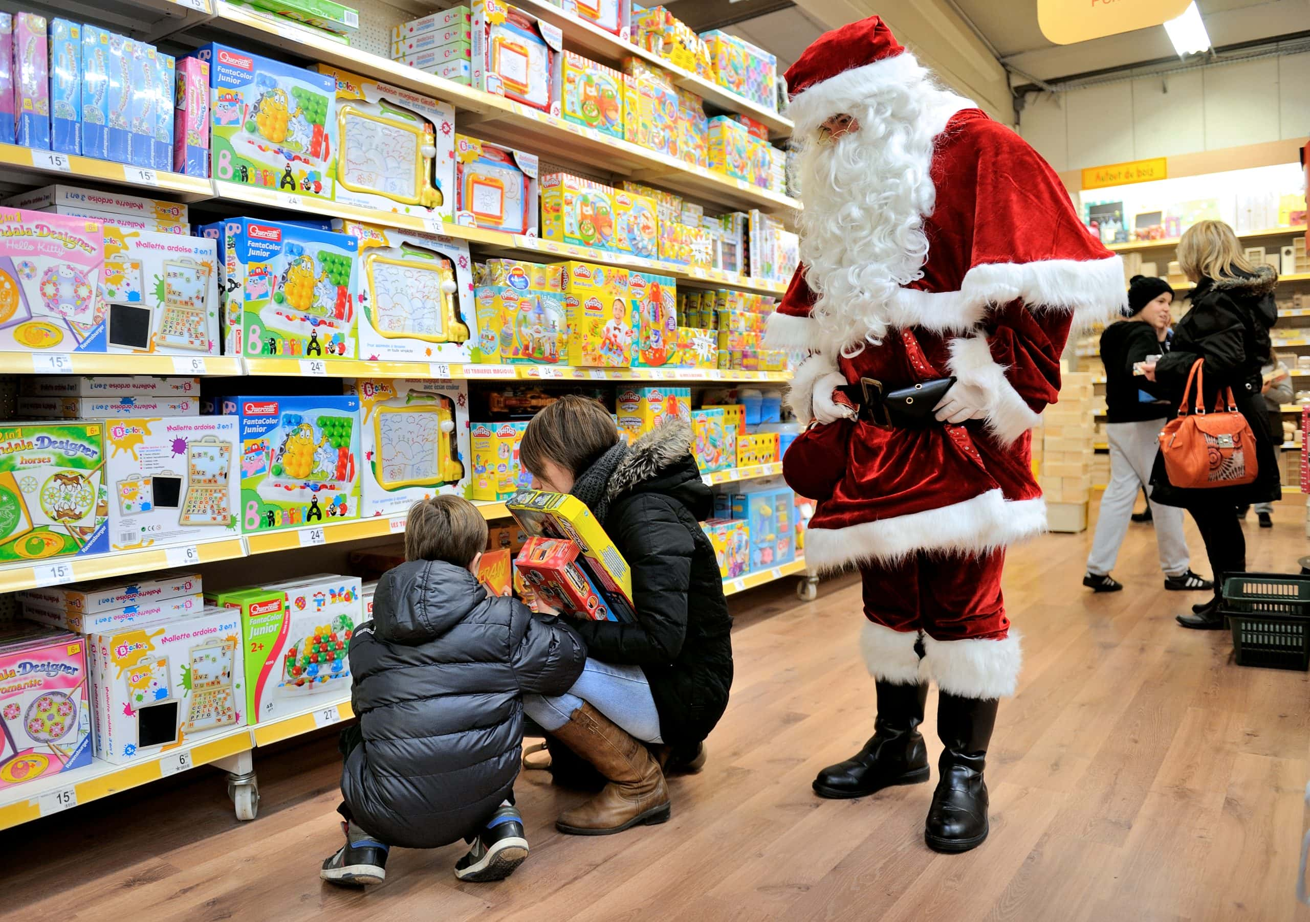 Early Christmas Holiday Sales Spark Consumer Debate and Retailer Optimism