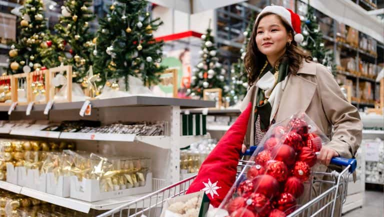 Early Christmas Holiday Sales Spark Consumer Debate and Retailer Optimism