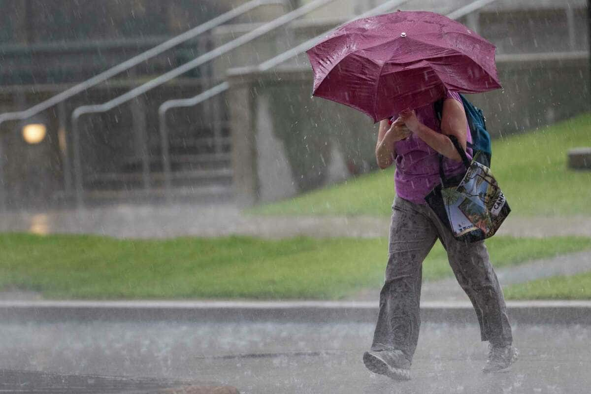 Widespread Chaos as Heavy Rain in Florida Submerges Neighborhoods, Causes Power Outages, and Sets Record-breaking Precipitation