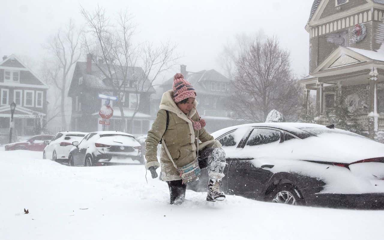 Lake Effect Snow Blankets Great Lakes and Northeast, Disrupts Travel and Signals Season’s Chilly Arrival