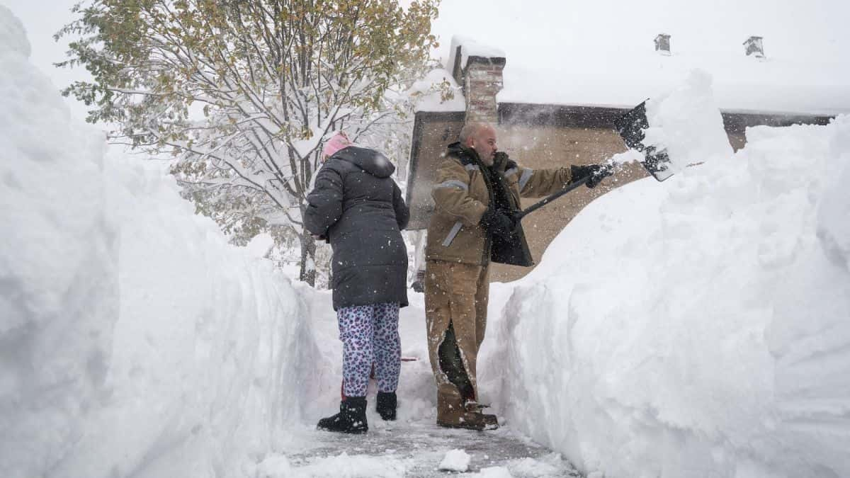 Great Lakes Bracing for Lake Effect Snow Onslaught: Up to 2 Feet Forecasted, Travel Warnings Issued