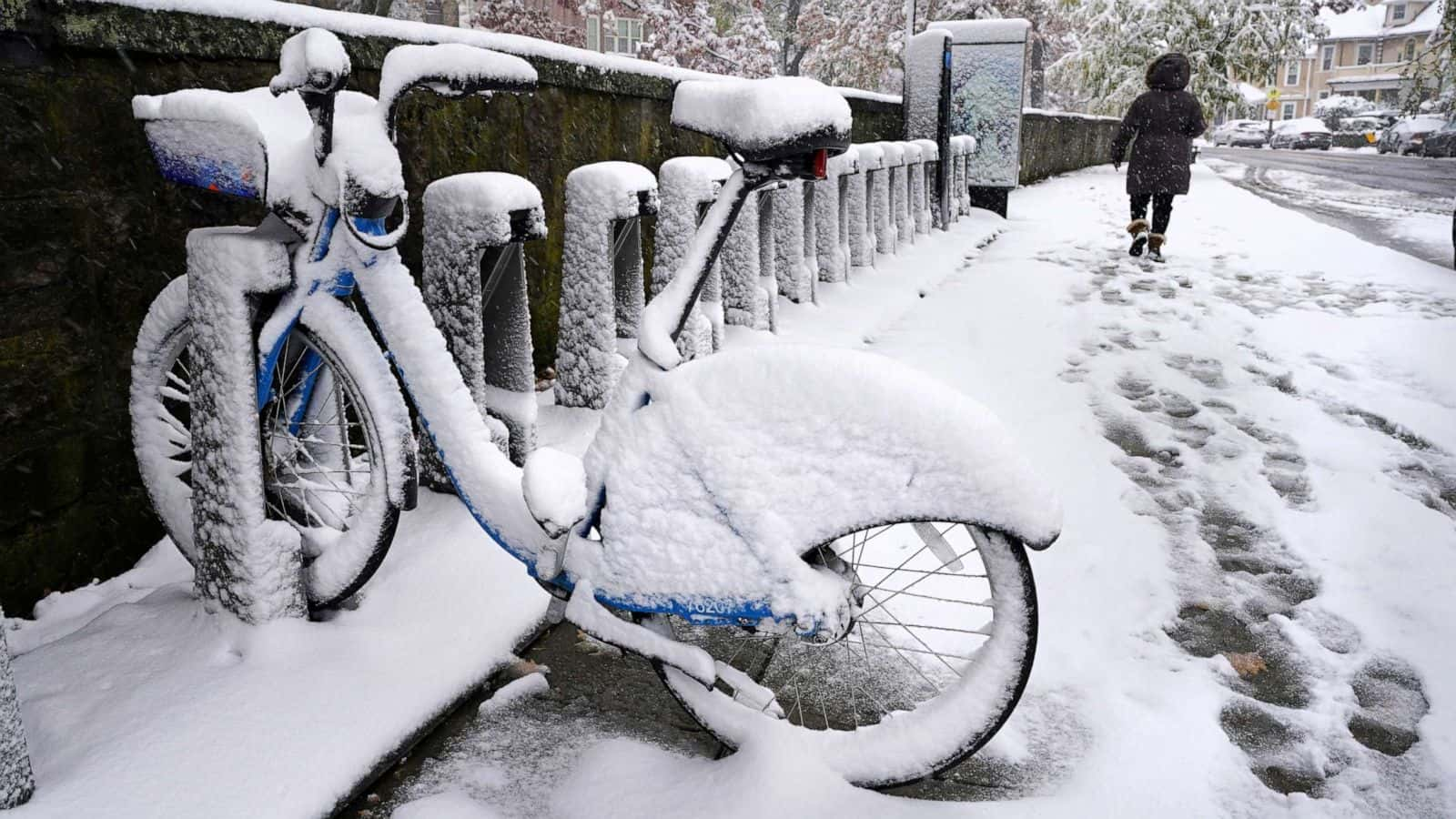 Lake Effect Snow Blankets Great Lakes and Northeast, Disrupts Travel and Signals Season's Chilly Arrival