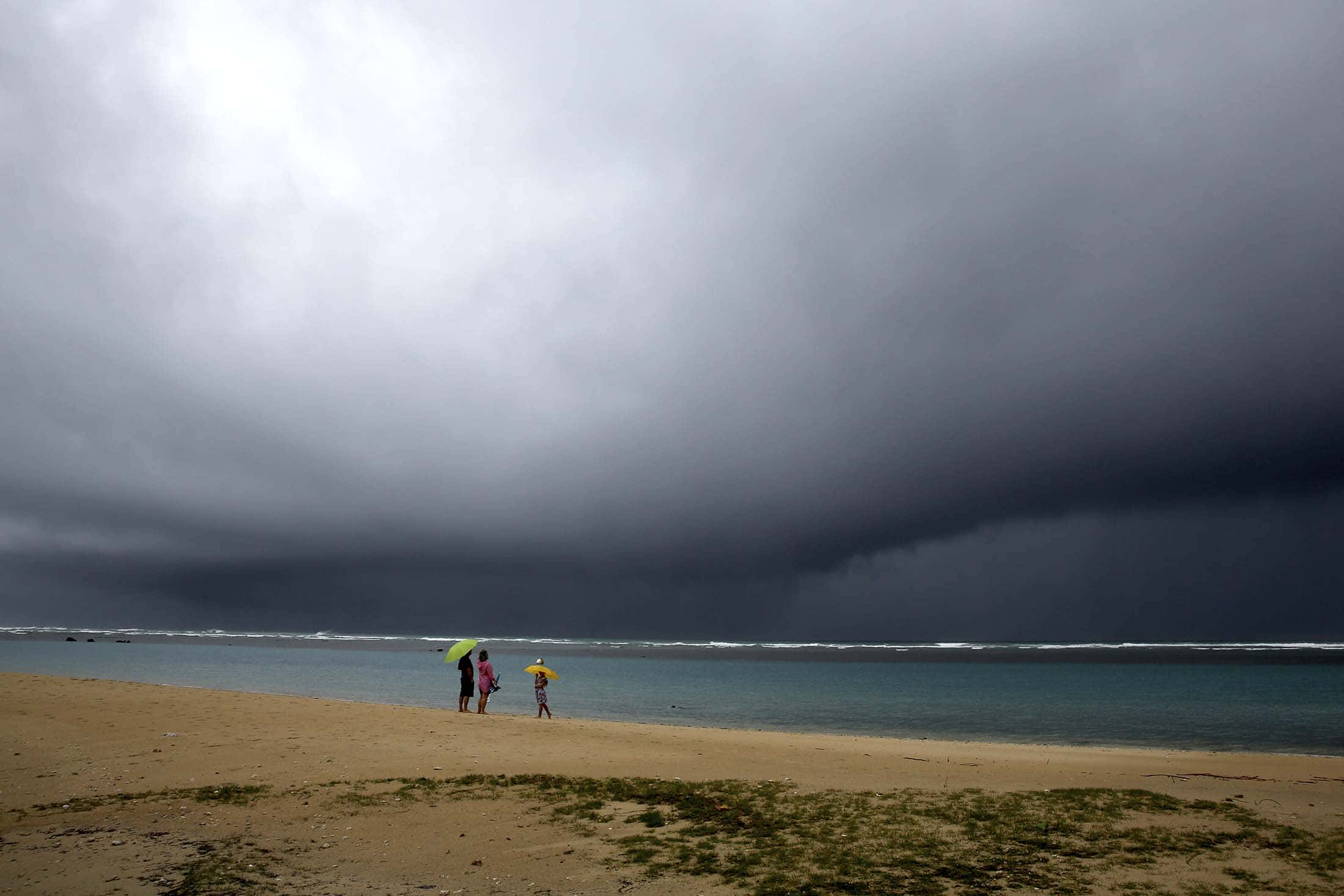 Kona Low Storm Threatens East, West Coasts, and Hawaii with Torrential Rainfall and Flood Risks