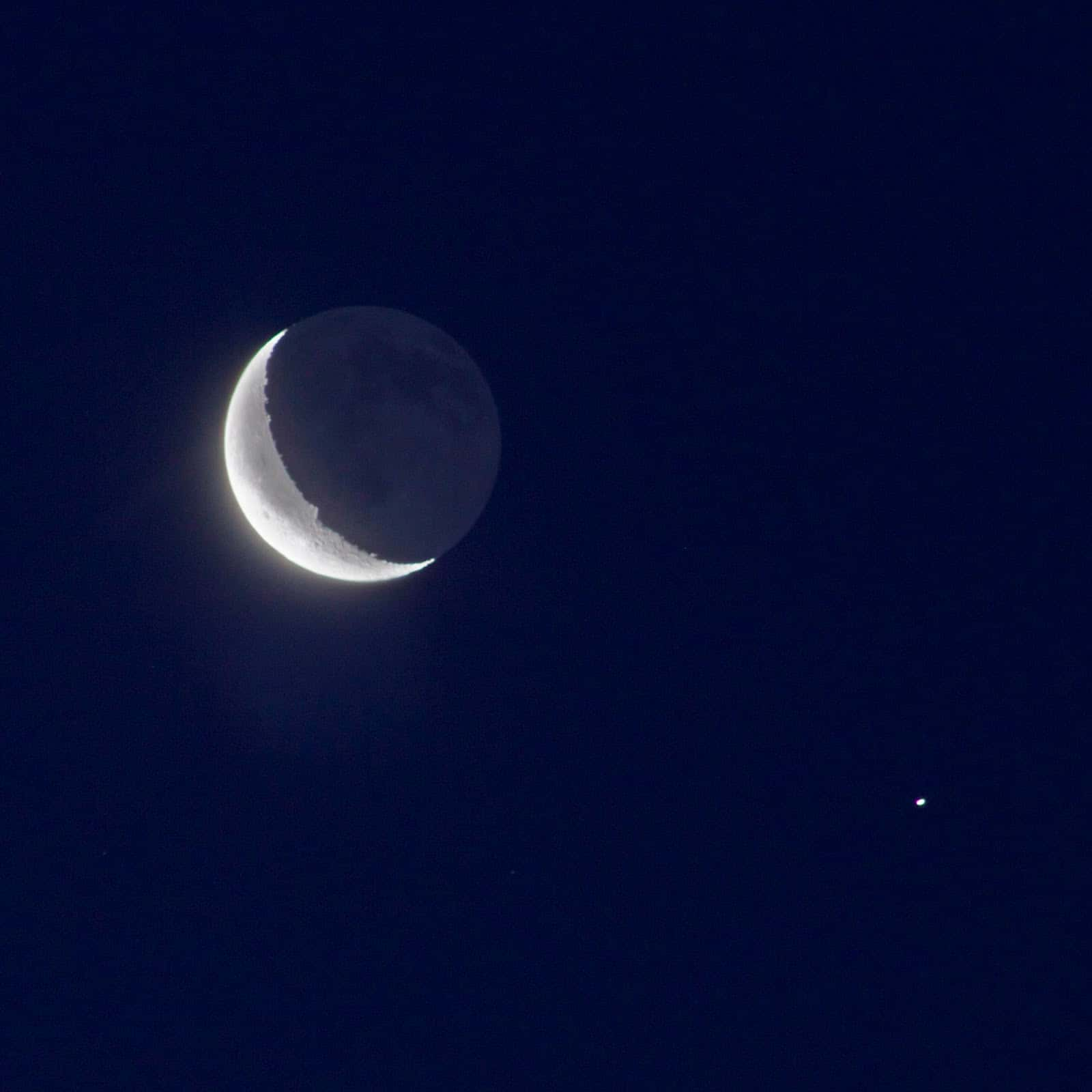 Stunning Conjunction of Moon and Saturn’s Celestial Rendezvous