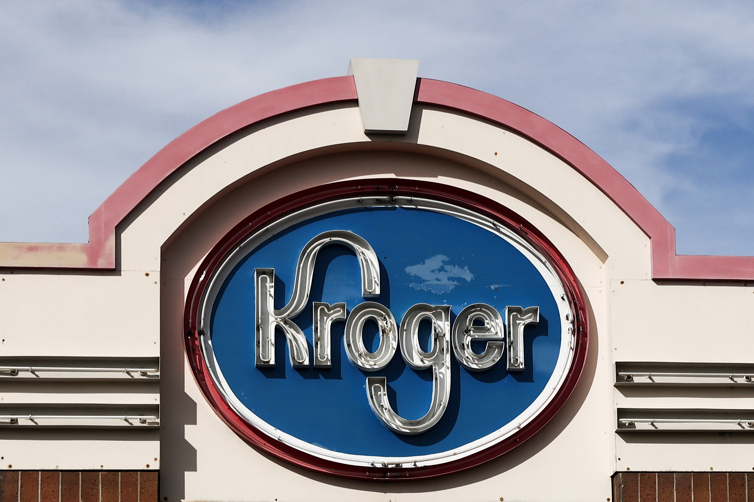 Expensive Purchases: Kroger Shoppers Express Frustration Over High Prices, Threatening to Change Stores and Alleging Unfair Practices