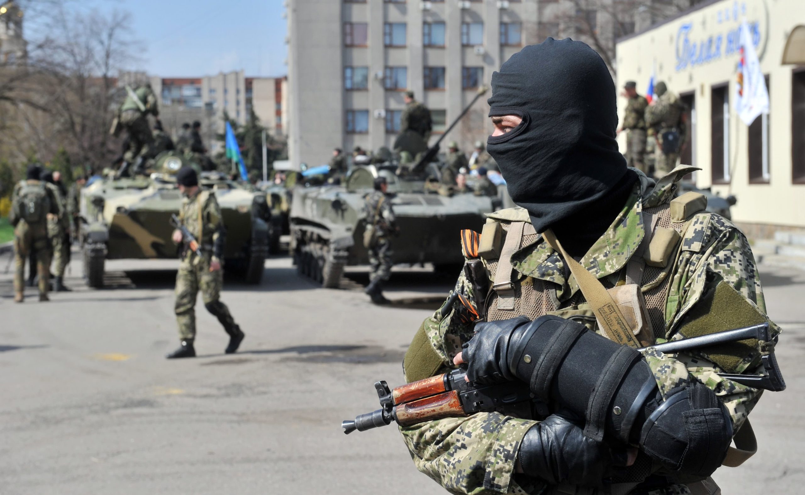 A terrifying video displays the moment “Russians use machine guns to cold-bloodedly execute at least nine Ukrainian prisoners”